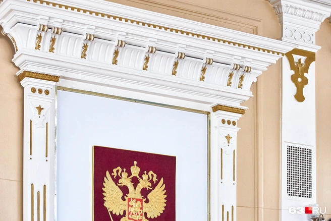 Государственный герб обрамлен расписными пилястрами и массивным карнизом | Источник: Роман Данилкин / 63.RU