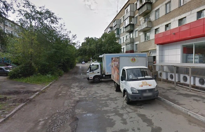 Проблема системная: то же место на панорамах Google. Выезд через кусты | Источник: Google.Maps