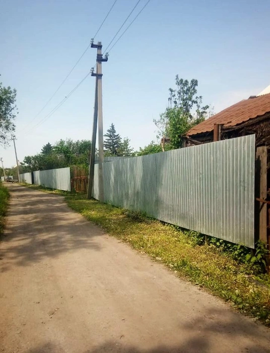 Также ограждают СНТ забором | Источник: Андрей Водолеев