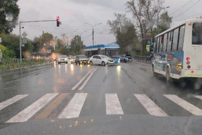 Авария с троллейбусом заблокировала Кедровую в Новосибирске