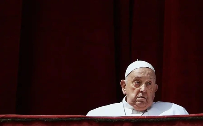 Папа показался прихожанам незадолго до смерти | Источник: Guglielmo Mangiapane / Reuters