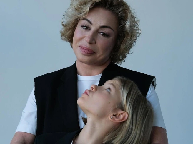 Алиса находится на воспитании у своей бабушки | Источник: simona280 / Instagram (экстремистская организация, деятельность запрещена на территории РФ)