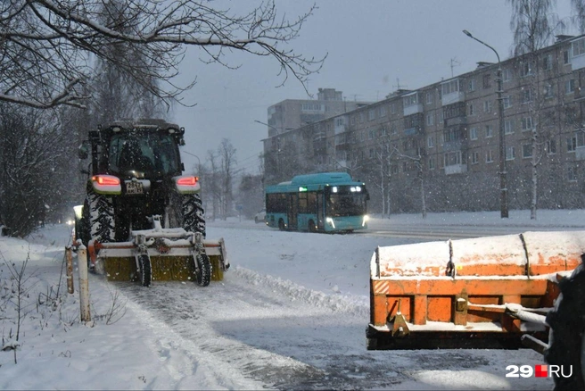 На дороги вывели снегоуборочную технику | Источник: Иван Митюшёв