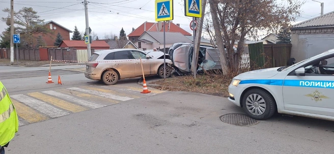Кроссовер въехал в столб и перевернулся на бок | Источник: Госавтоинспекция Магнитогорска