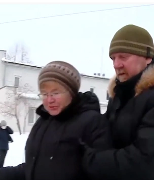 В Екатеринбурге пенсионерка преградила дорогу автобусу с китайцами, чтобы не пускать в город коронавирус (видео)
