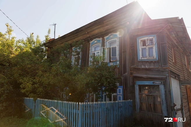 Родители Алексея жили в поселках Тюменской области. Сначала они купили квартиру на первом этаже этого дома.—&nbsp;Еще здесь жила бабушка Мария Васильевна. Она всегда звала меня Таточкой. Мне казалось это странным. А потом я нашла в энциклопедиях, что мое сокращенное имя и правда Тата,&nbsp;— вспоминает Татьяна, сестра Алексея | Источник: Ирина Шарова / 72.RU 