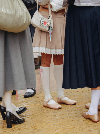 Километры пешком: 6 модных пар обуви на плоском ходу на лето 2024, которые должны быть в вашем гардеробе