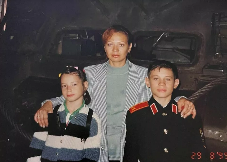 Ида Галич с мамой и братом | Источник: Соцсети