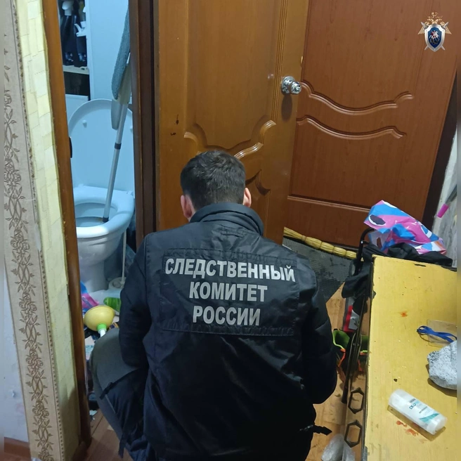 Сотрудник СК в коридоре квартиры подозреваемого | Источник: Следственный комитет Башкирии