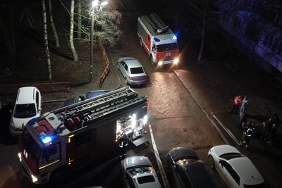 Пожарные и скорая прибыли к дому на Труфанова в Ярославле