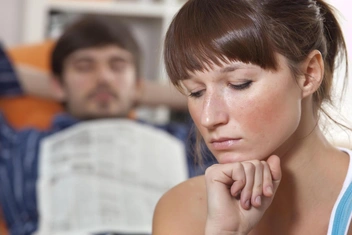 «Парень обвинил меня в его изменах и потребовал „тройничок“ с моей подругой»