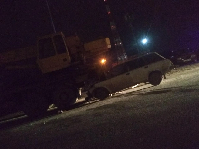 На улице Краснополянской водитель ВАЗ-2104 «догнал» КАМАЗ | Источник: Матвей Попов/ «Жесть Волгограда», Vk.com