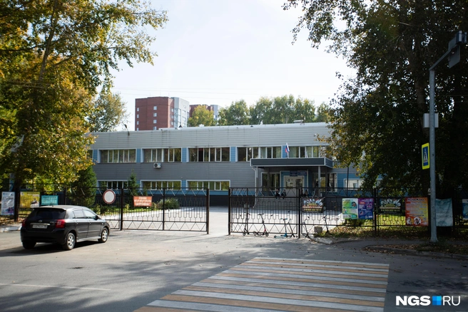 Школа находится на улице Бориса Богаткова | Источник: Андрей Бортко / NGS.RU