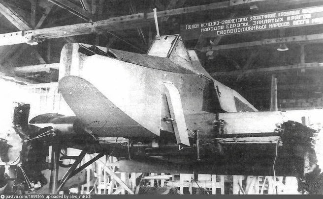 Опытный штурмовик «Пегас» в цехе завода. 1942–1943 год | Источник: Pastvu.com