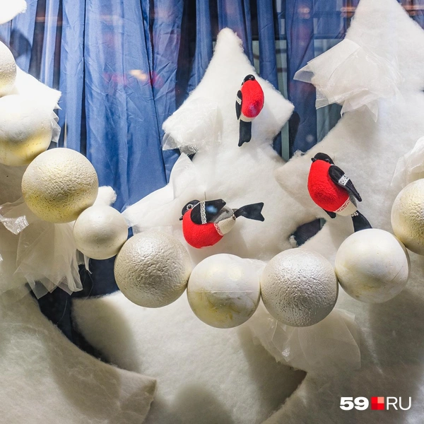 На игрушечных шариках «притаились» снегири | Источник: Тимофей Калмаков / 59.RU