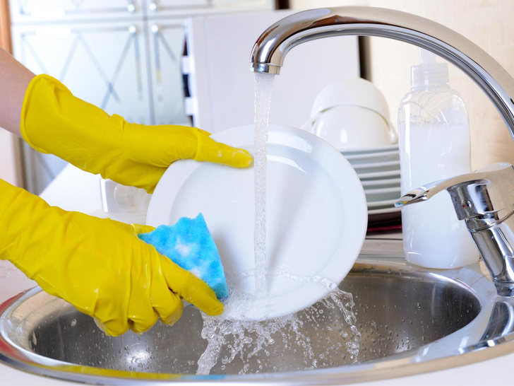 Опасно и вредно: 5 ошибок при мытье посуды, которые допускает каждая хозяйка