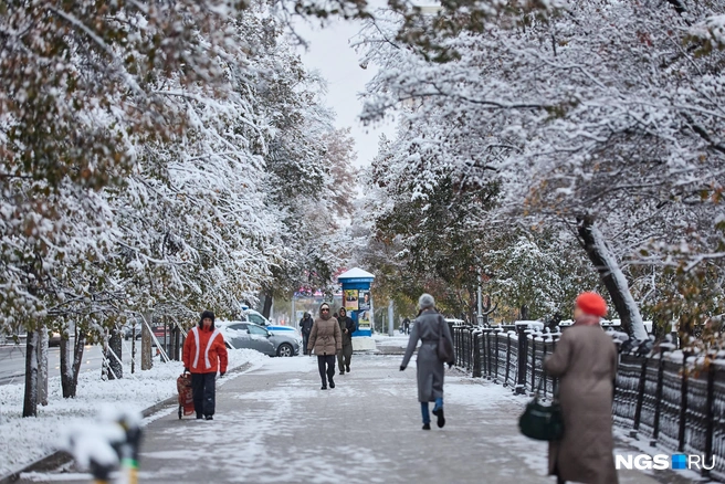 Пешеходы на центральных улицах передвигаются с осторожностью | Источник: Александр Ощепков / NGS.RU