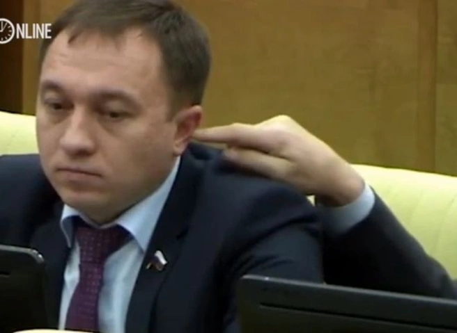 Видео: депутат Госдумы пытается засунуть коллеге палец в ухо | ya62.ru