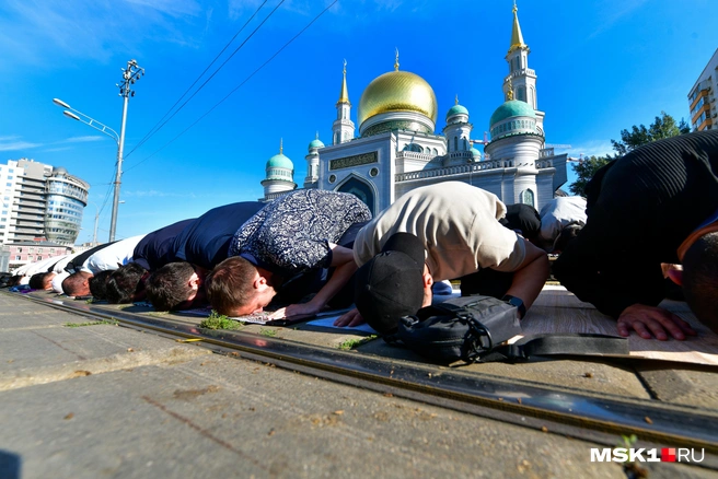 Во время праздника все мусульмане молятся в одну сторону — в направлении, где стоит главная святыня, Кааба | Источник: Артем Устюжанин / MSK1.RU