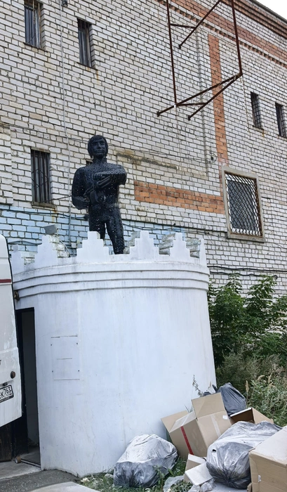 Откуда ты, принц? Какую принцессу не успел спасти до ссылки на свалку под гаражи Тольятти? | Источник: Николай Смыслов / vk.com