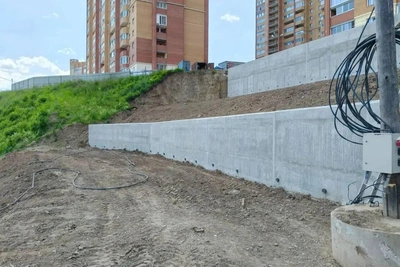 В Студгородке достроили подпорные стены у дома №24