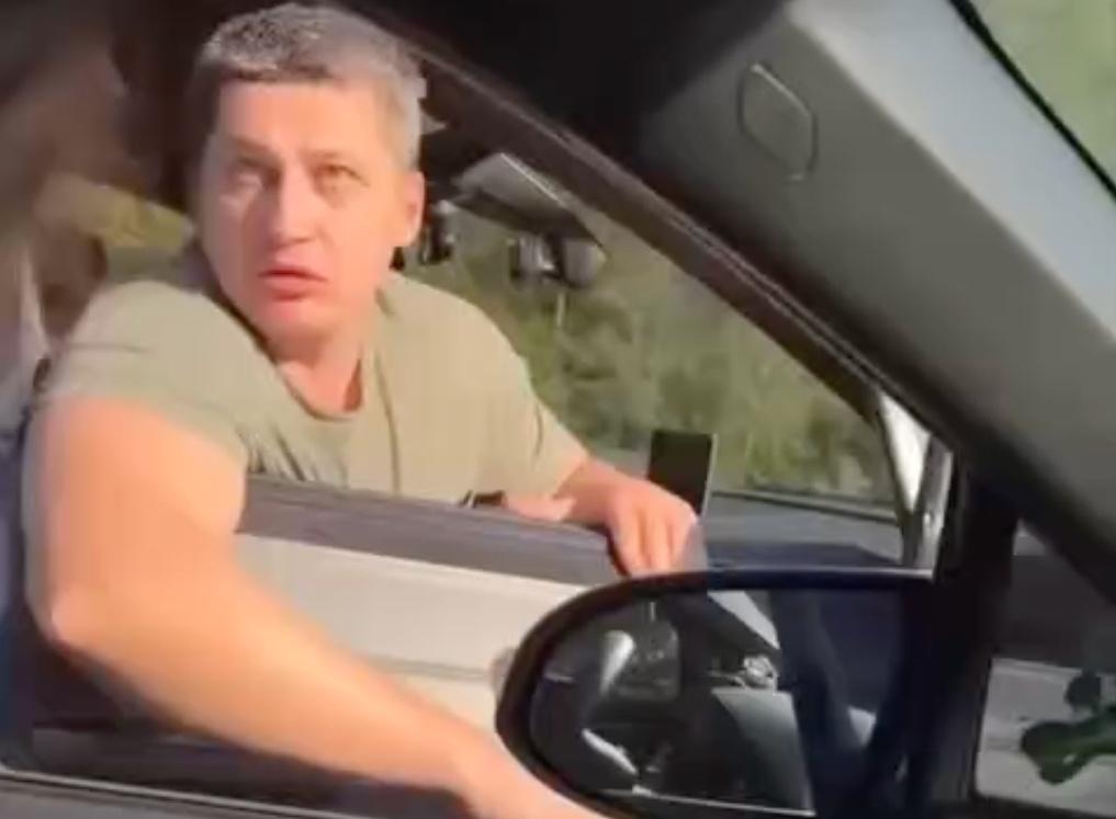 «Разбил зеркало и плюнул в лицо»: на свердловской трассе пассажир внедорожника Audi устроил жесткий…