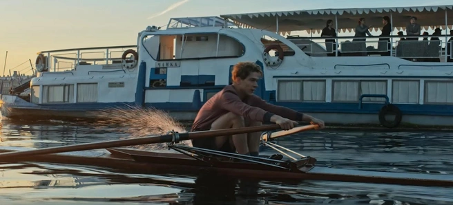 Главный герой намерен добиться поставленных целей несмотря на преграды | Источник: Скриншот из трейлера фильма «Первый на Олимпе»