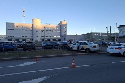 В Петербурге водитель такси погиб в аварии с семью машинами