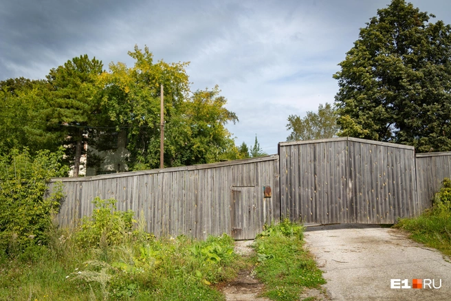 За этим забором прячется еще одно старинное здание — господский дом | Источник: Владислав Лоншаков / E1.RU