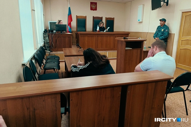 Марию Махмутову (на фото она сидит за столом) в этот раз не стали сажать в клетку, а оставили в зале вместе со всеми | Источник: Даниил Конин / «ИрСити»
