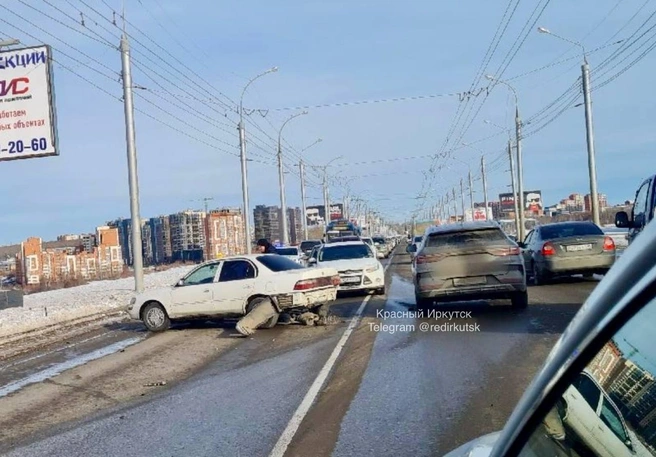 BMW, Toyota и Lada столкнулись на плотине ГЭС в Иркутске | Источник: «Красный Иркутск» / Telegram