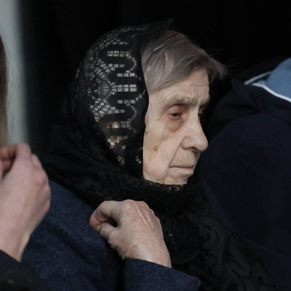 90-летняя мама Сергея Соседова у гроба оплакивает младшего сына: видео