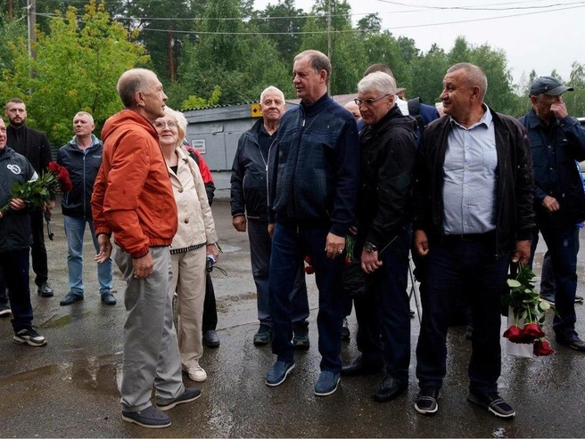 На открытии памятника присутствовали в том числе родственники и товарищи Николая по команде | Источник: пресс-служба «Сима-ленда»