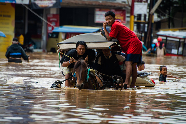 Жители Явы эвакуируются из затопленного города