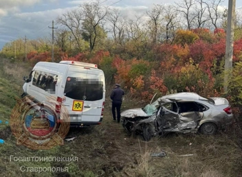 После ДТП легковушки с микроавтобусом возбудили уголовное дело | Источник: Госавтоинспекция Ставропольского края
