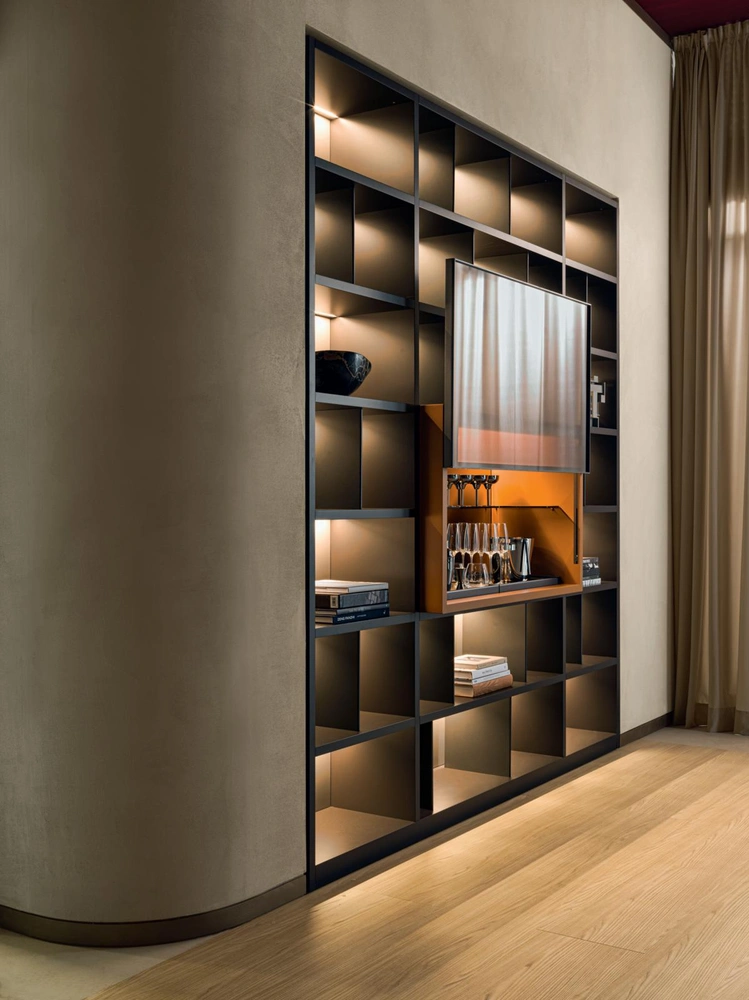 Систему стеллажей 505 Up от Molteni & C мож — но дополнить встроенным баром с поднимающейся стеклянной створкой. Габариты и расположение ниши доступны в нескольких вариантах. Светодиодная подсветка мягко освещает барную посуду и бутылки с напитками, превращая их в украшение интерьера. www.molteni.it | mcmaison.ru