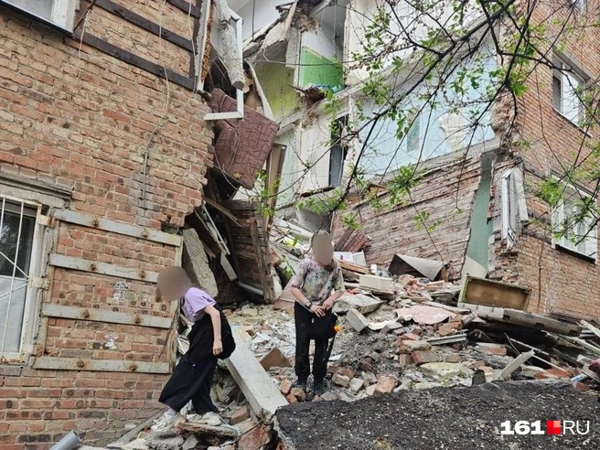 Подростки спускались с крыши аварийного здания | Источник: читатель 161.RU