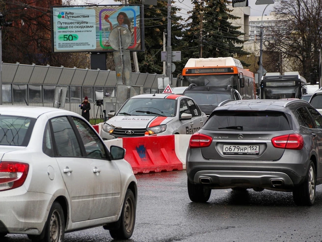 Дорожная ситуация стала испытанием для начинающих водителей | Источник: Наталья Бурухина / NN.RU