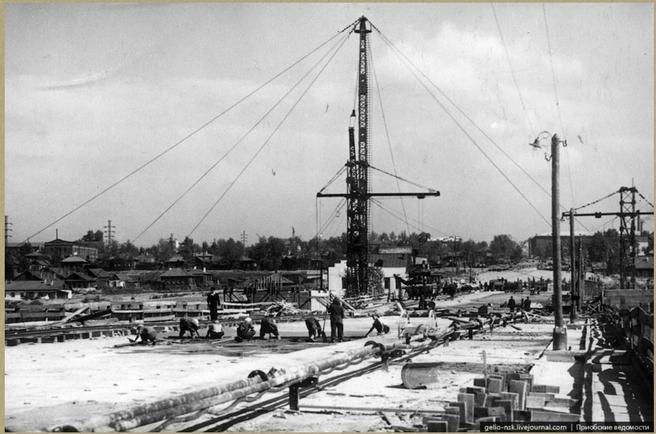 Строительство моста шло с 1952-го по 1955 год | Источник: Приобские ведомости / nsk-kraeved.ru