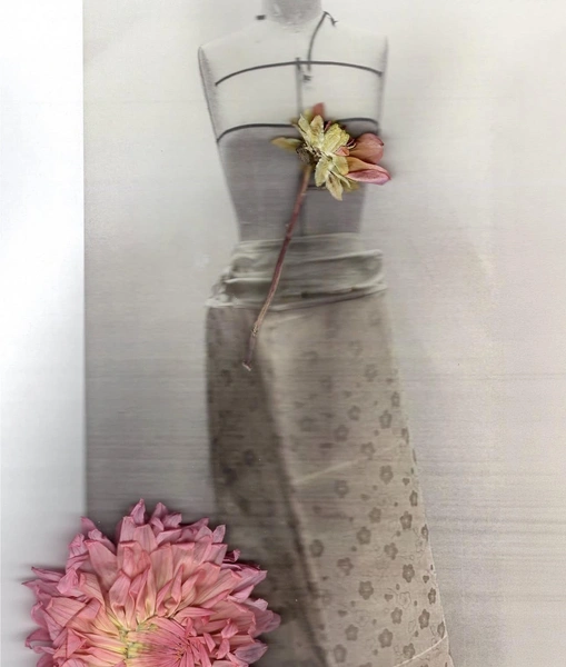 Maison Margiela, весна-лето 2027: платья из бабушкиной клеенки, топы из раздавленных тарелок — Гленн Мартенс выносит на подиум сервант с кухни | marieclaire.kz