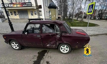 На легковушке&nbsp;— большая вмятина | Источник: УМВД России по Ярославской области / MAX