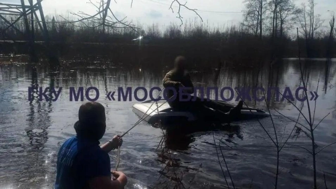 Жителя Подмосковья унесло в реку | Источник: ГКУ МО «Мособлпожспас» / Telegram