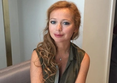 Елена Захарова объедается пирожными после родов