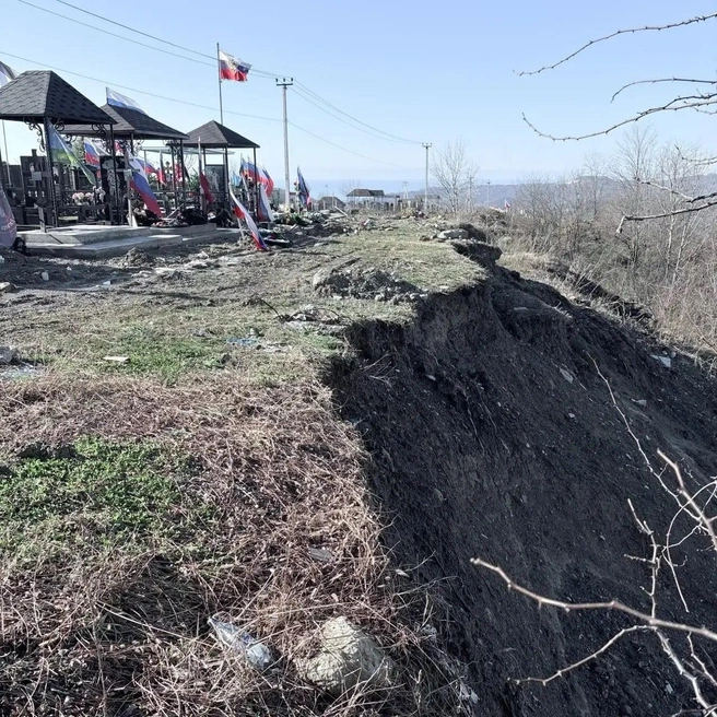 Оползень подбирается к могилам