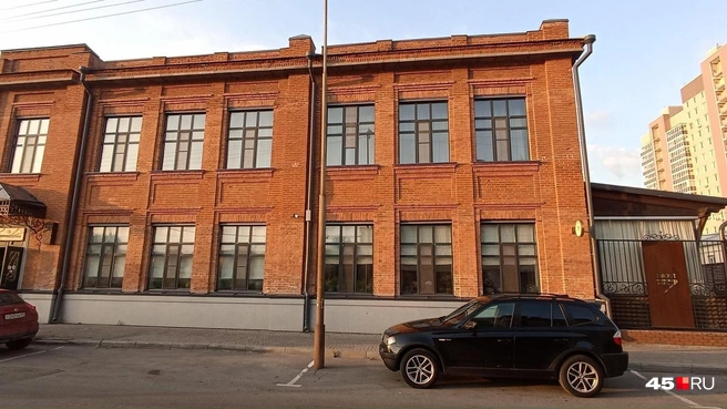 Этому зданию крупно повезло с реставрацией фасада | Источник: Анна Сарапульцева /45.RU
