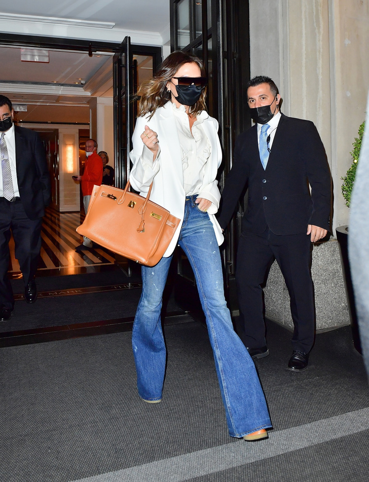 Модная шпаргалка: Виктория Бекхэм показывает, как выглядят джинсы, которые стройнят
