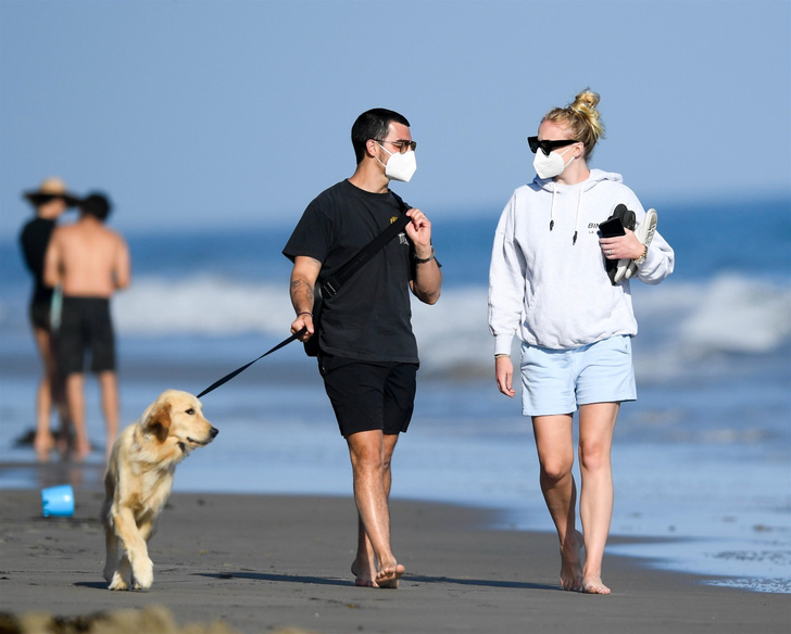 Беременная и счастливая: Софи Тернер на прогулке по берегу океана