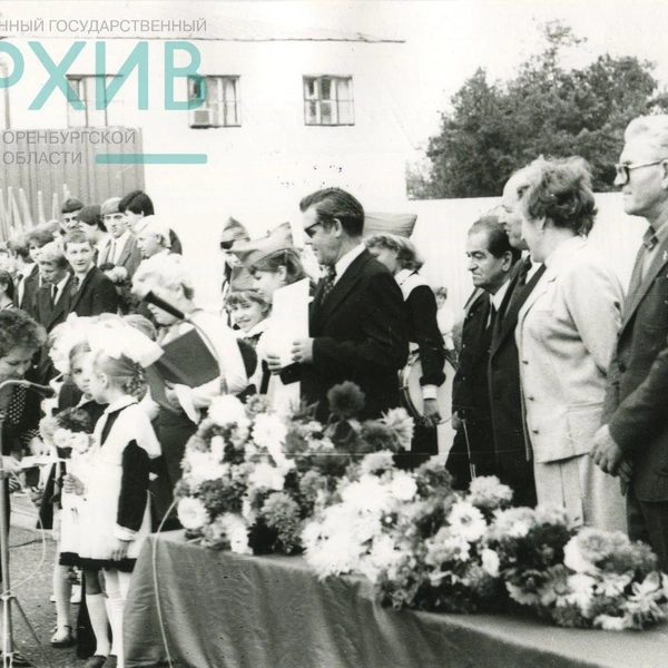 Торжественная школьная линейка, посвященная Дню знаний, у стелы Оренбургского тепловозоремонтного завода. 1 сентября 1984 года | Источник: ОГАОО. Фотофонд. Оп. 3. Д. 3306, 3307, 3309.