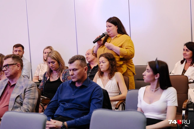 Руководитель коммерческого отдела сети термальных курортов «Баден-Баден» Екатерина Ударцева поделилась с губернатором опытом наставничества  | Источник: Илья Бархатов 