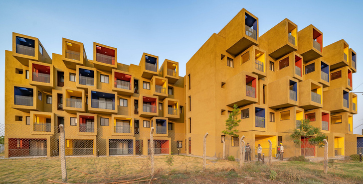 В Индии построили дом с разноцветными балконами-кубиками